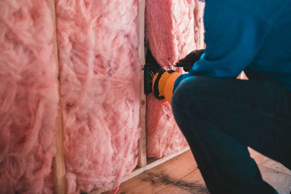 Vakman voert spouwmuurisolatie uit – inblaasisolatie woning door Benger