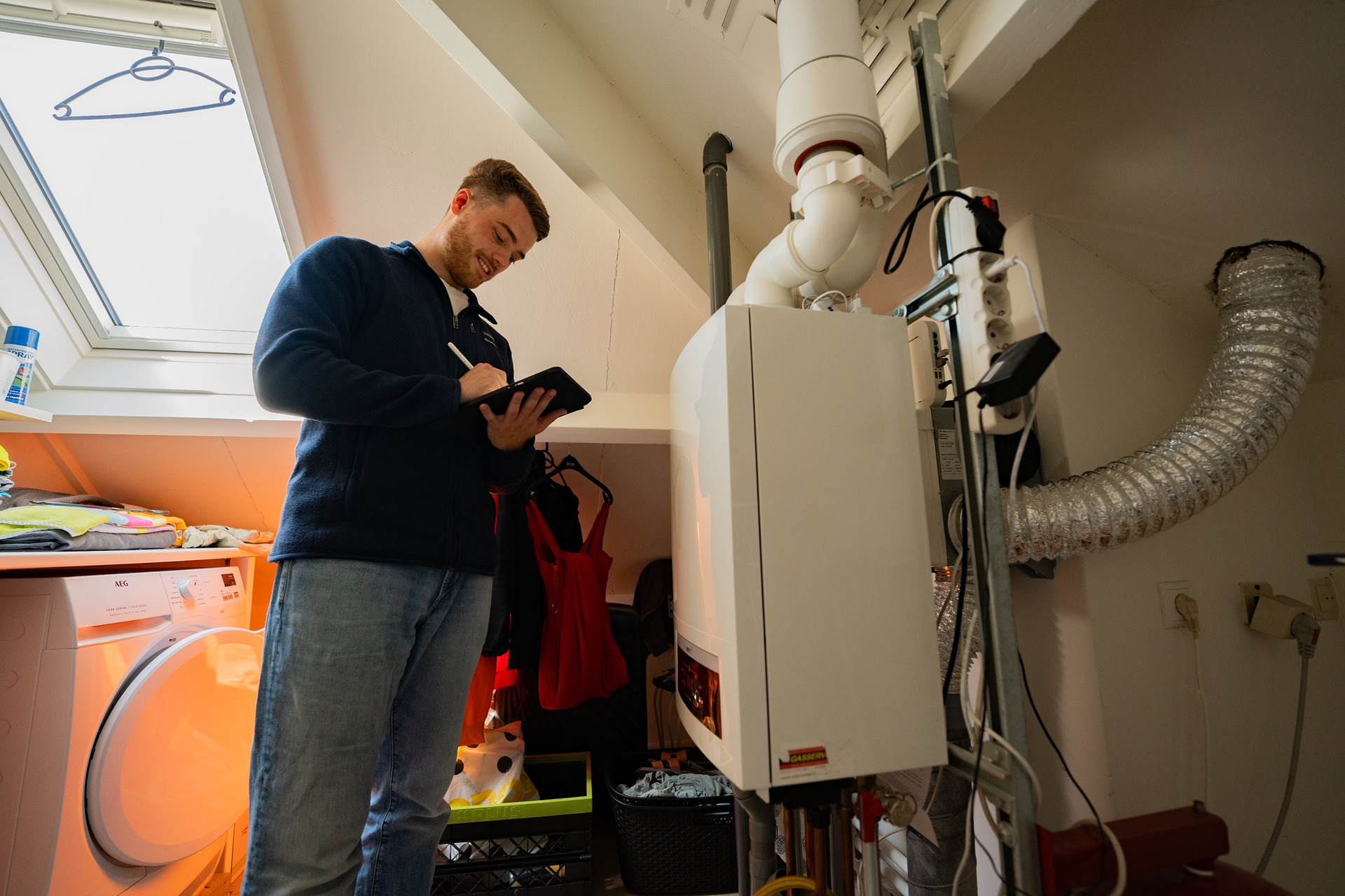 Adviseur neemt de cv-installatie op